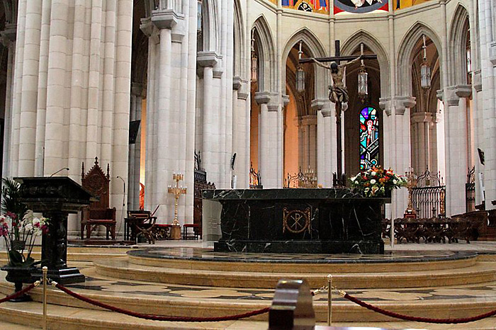 http://www.truechristianity.info/img/churches/spain/almudena_cathedral_9.jpg