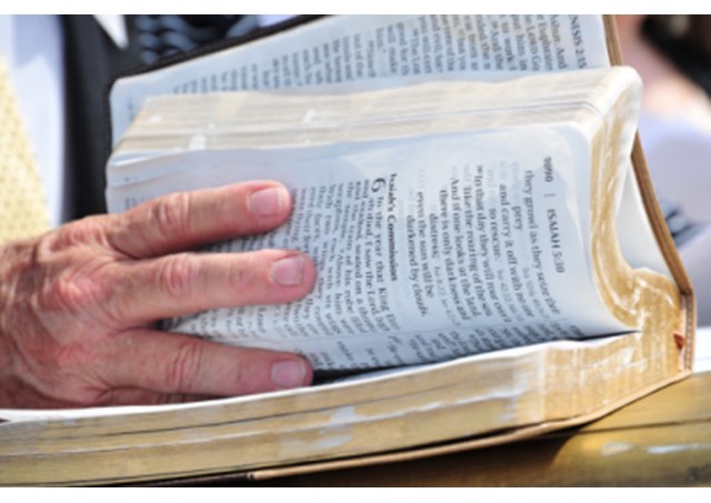 Каким правилам подчиняется структура чтения Библии на службе?